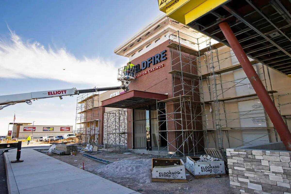 El letrero de la nueva ubicación de Wildfire Casino en 2700 de Fremont Street se instala el ma ...