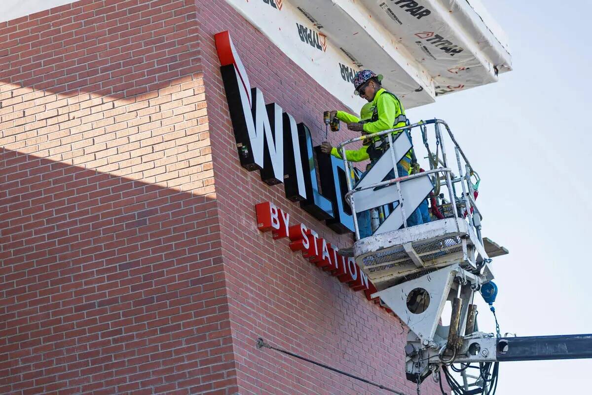 Jeremy Jewell de Hartlauer Signs instala el letrero para el nuevo local de Wildfire Casino en 2 ...