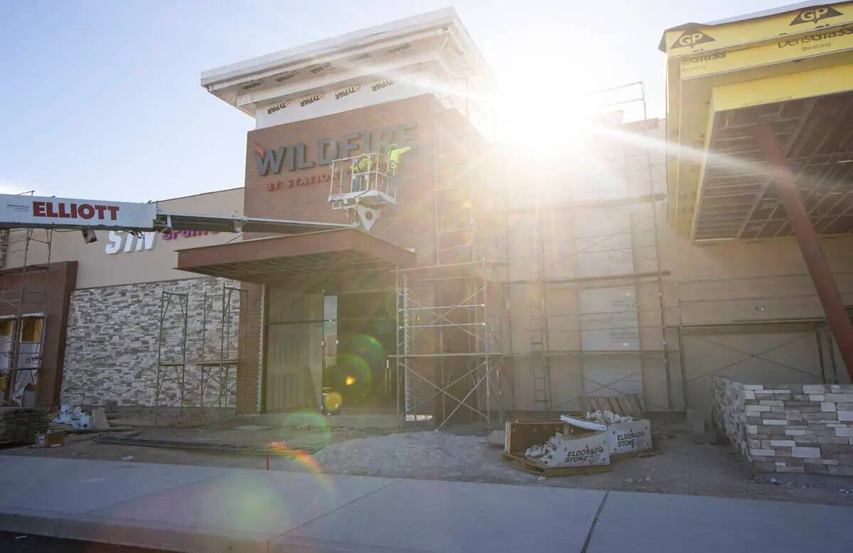El letrero para el nuevo Wildfire Casino ubicado en 2700 de Fremont Street se instala el martes ...