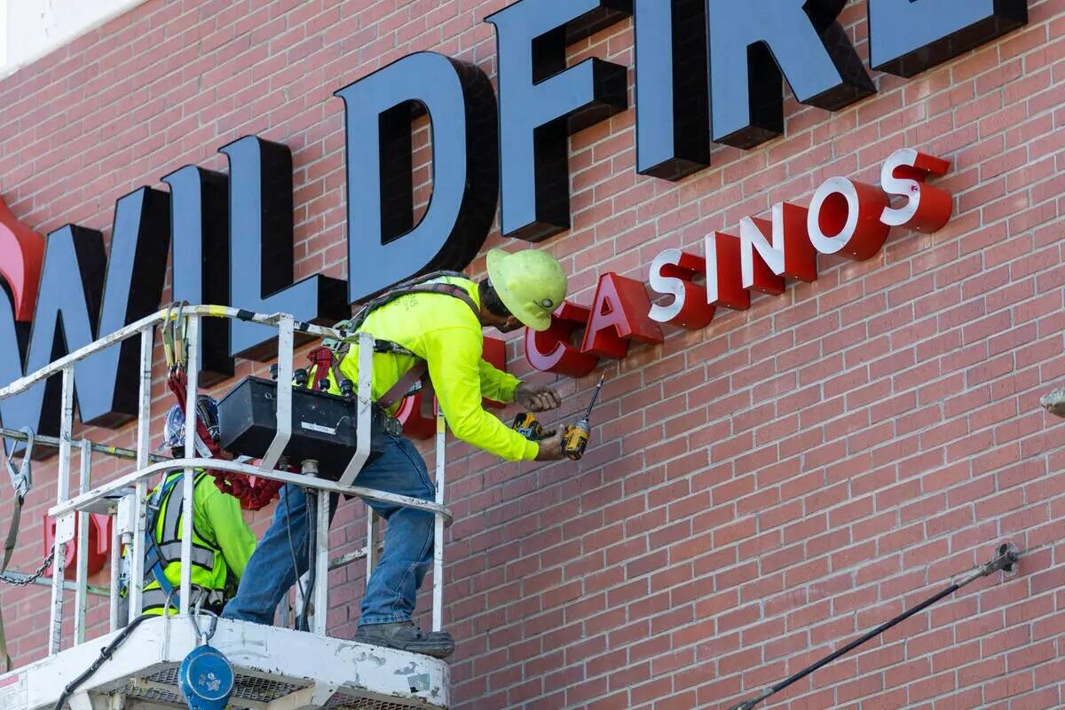Dean Corbin de Hartlauer Signs instala el letrero para el nuevo local de Wildfire Casino en 270 ...