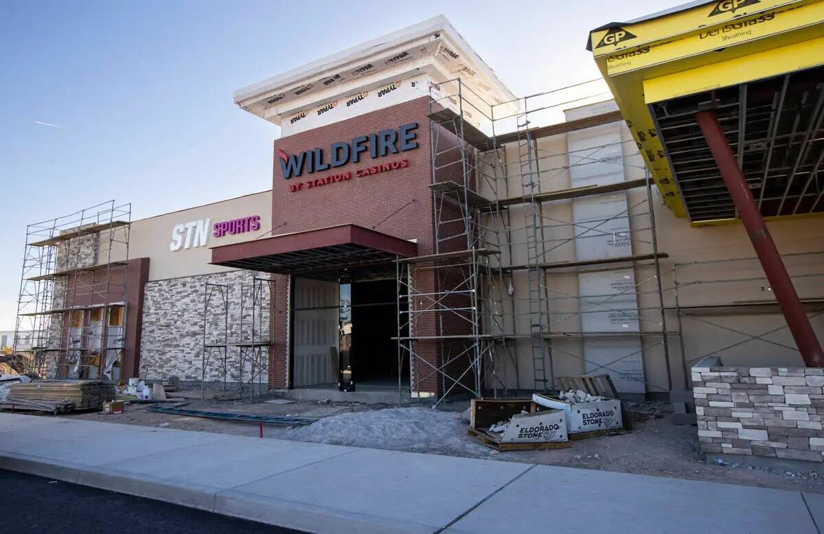 El letrero para el nuevo local de Wildfire Casino en 2700 de Fremont Street se ve después de s ...