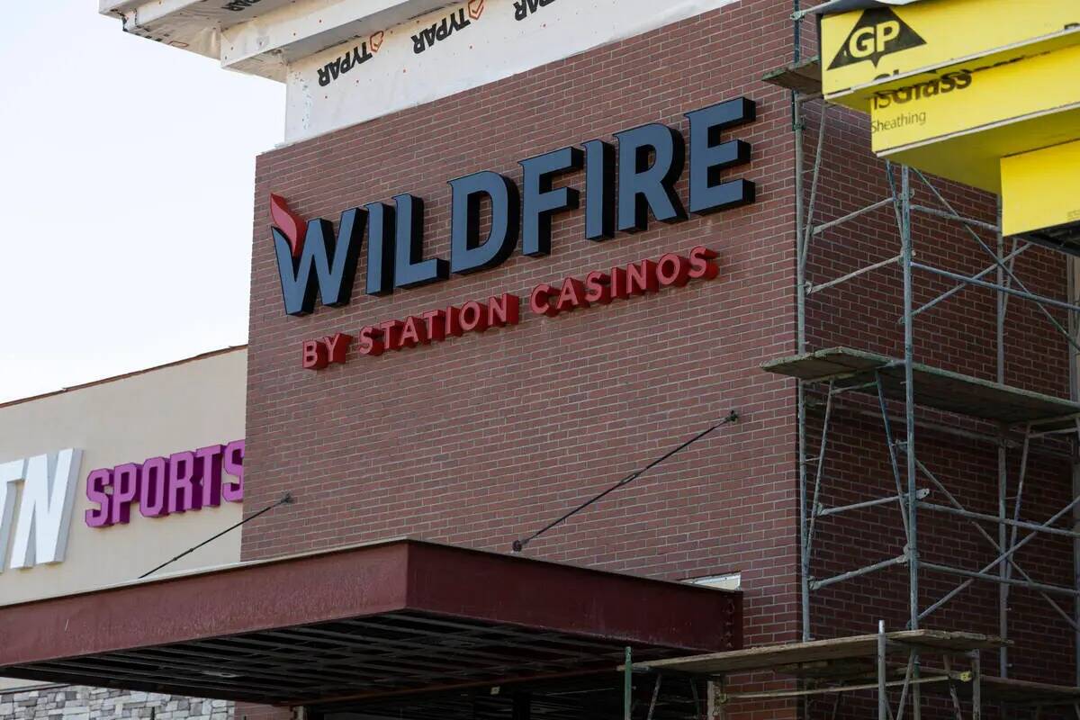 El letrero para el nuevo local del Casino Wildfire en 2700 de Fremont Street se ve después de ...