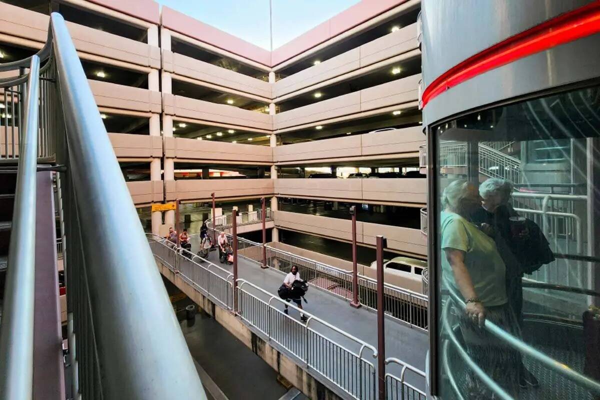 Una vista del estacionamiento público en el Aeropuerto Internacional Harry Reid el miércoles ...