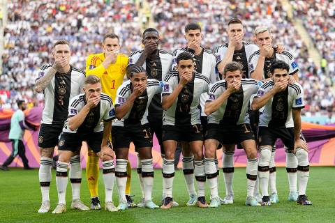 Jugadores de Alemania posan para la foto del equipo mientras se tapan la boca durante el partid ...