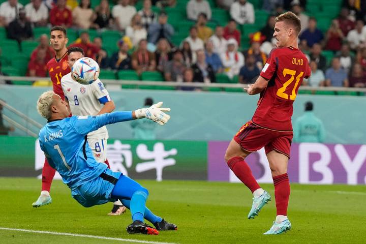 Dani Olmo de España, a la derecha, anota el primer gol de su equipo durante el partido de fút ...