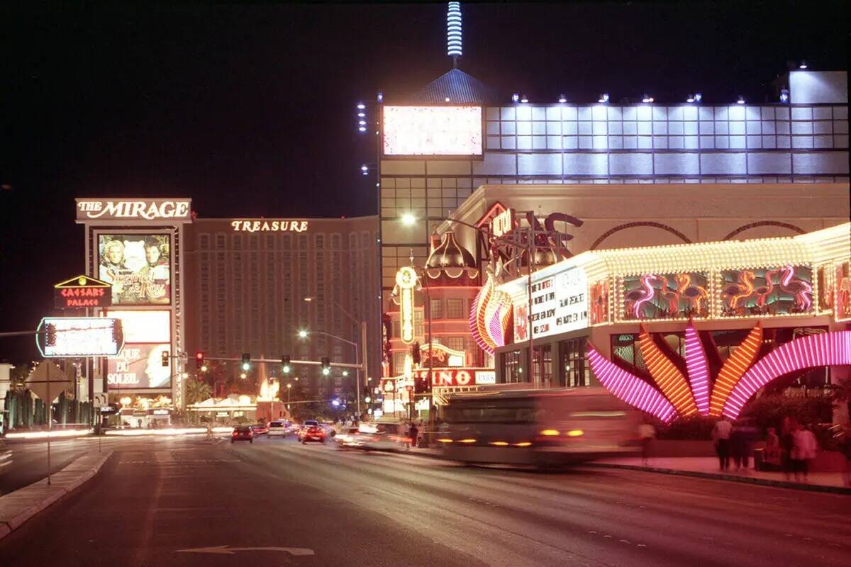 El Strip de Las Vegas mirando hacia el norte, hacia Las Vegas Hilton y The Mirage, en octubre d ...