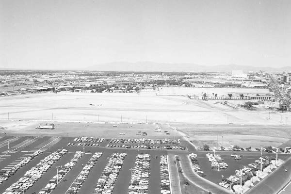 Una vista de South Las Vegas Boulevard mirando hacia el norte desde Caesars Palace el 15 de ago ...