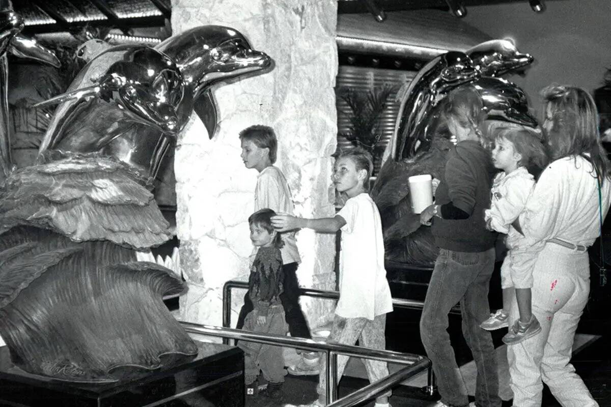 Delfines esculpidos reciben a los visitantes en la entrada principal de Mirage el día de su in ...
