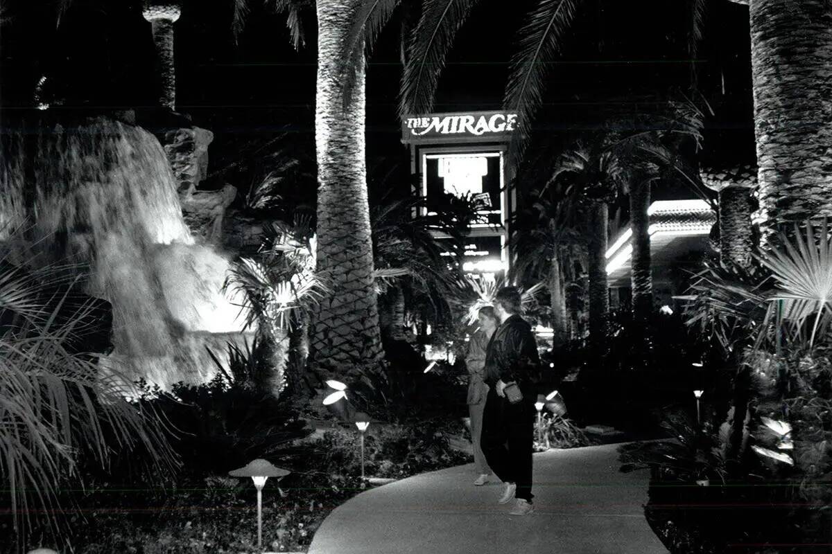 Mirage Volcano el día de su inauguración, el 22 de noviembre de 1989. (Wayne Kodey/Las Vegas ...
