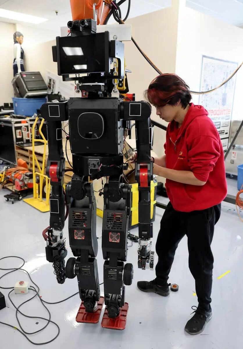 El estudiante de investigación de la UNLV Son Tran, trabaja en un robot en su laboratorio en L ...