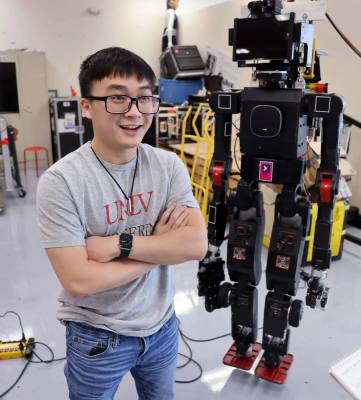 El estudiante de posgrado de ingeniería mecánica de la UNLV Truc Tran, con un robot en su lab ...