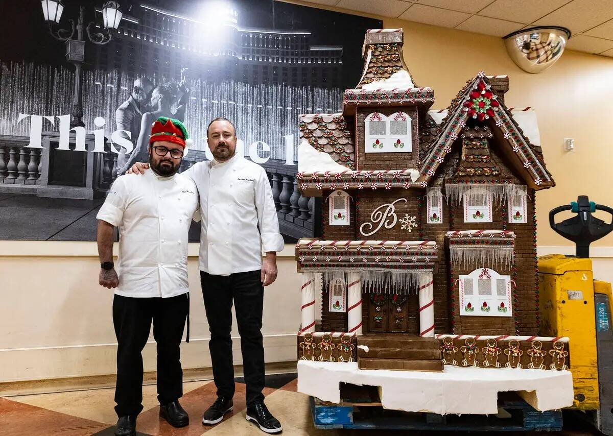 Philippe Angibeau, a la derecha, chef ejecutivo de pastelería en Bellagio, y el chef asistente ...