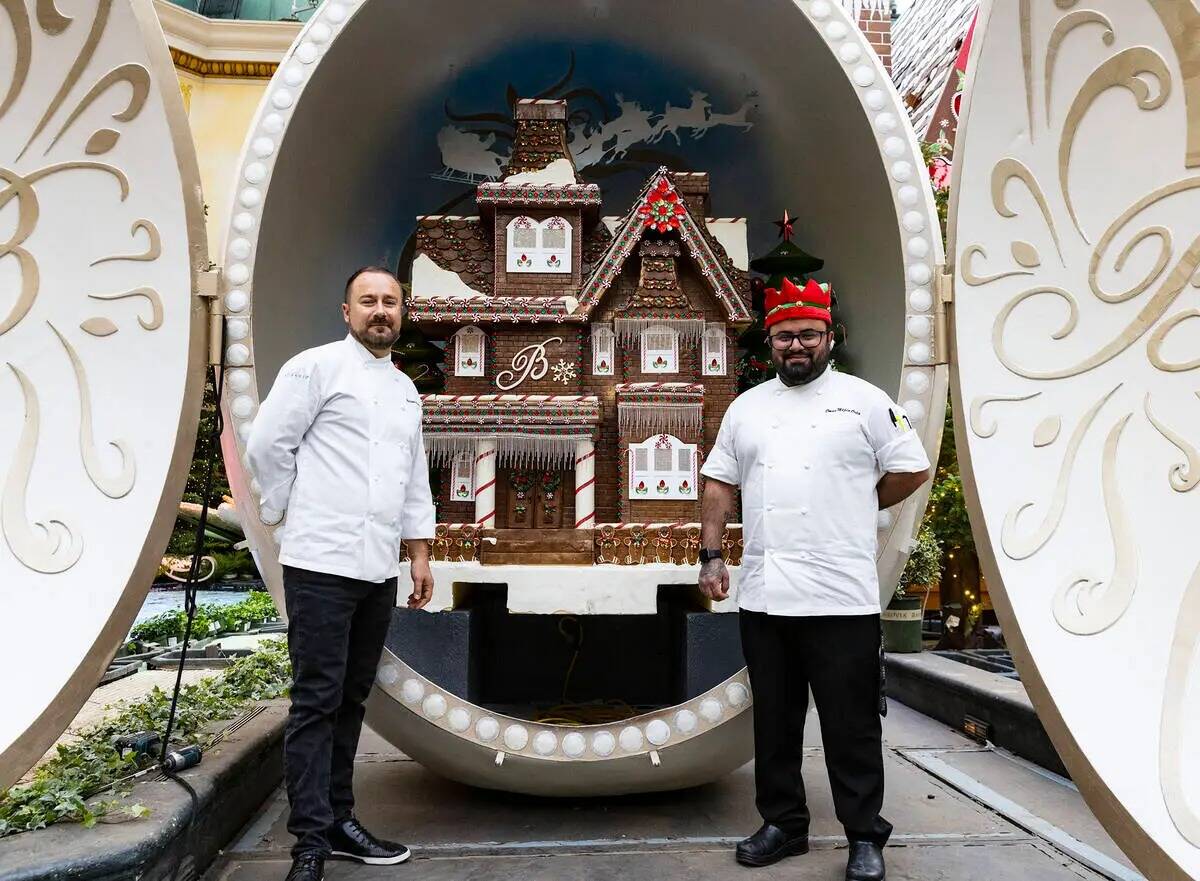Philippe Angibeau, a la izquierda, chef ejecutivo de pastelería en Bellagio, y el chef asisten ...