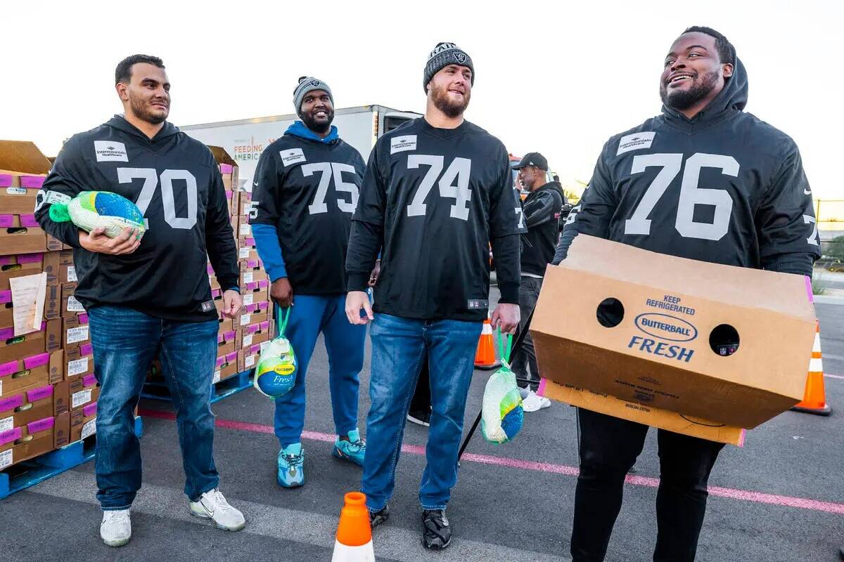 (De izquierda a derecha) El offensive tackle de los Raiders Sebastián Gutiérrez (70), el offe ...