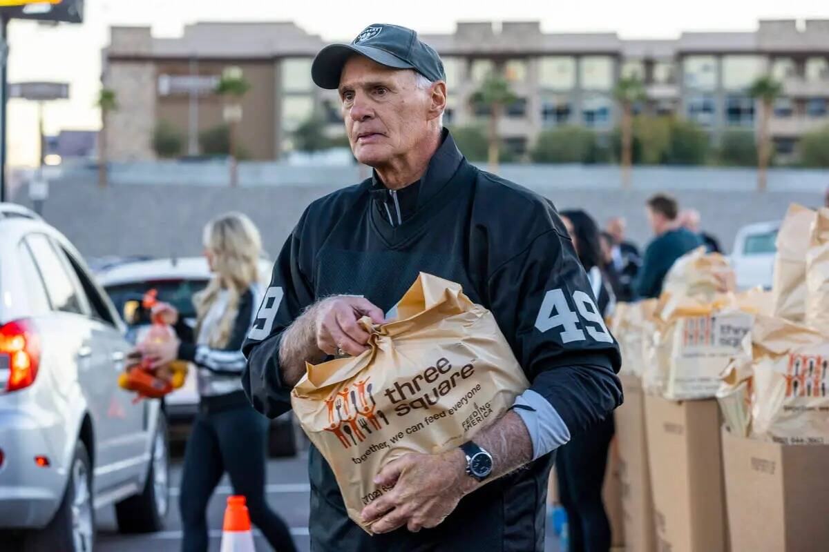 El exwide receiver de los Raiders Mike Siani (49) se anticipa a la siguiente entrega mientras s ...