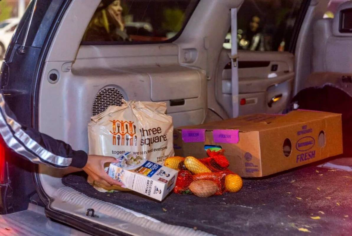 Una comida completa es colocada en un vehículo mientras jugadores actuales y anteriores de los ...