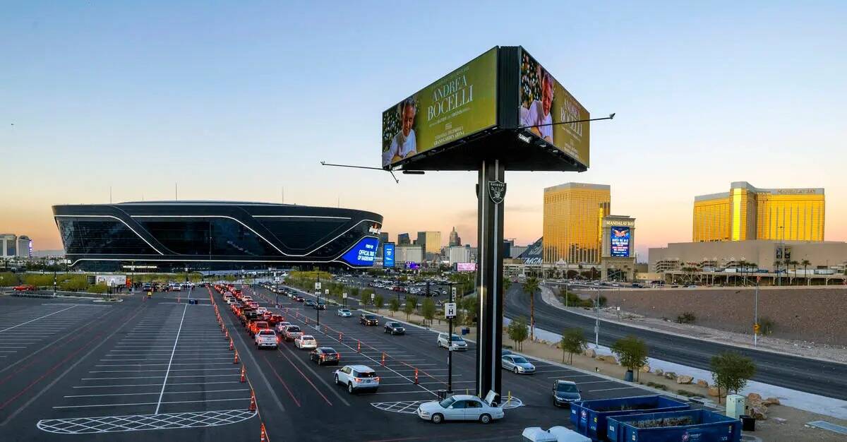 Los autos se abren paso alrededor del Allegiant Stadium mientras jugadores actuales y anteriore ...