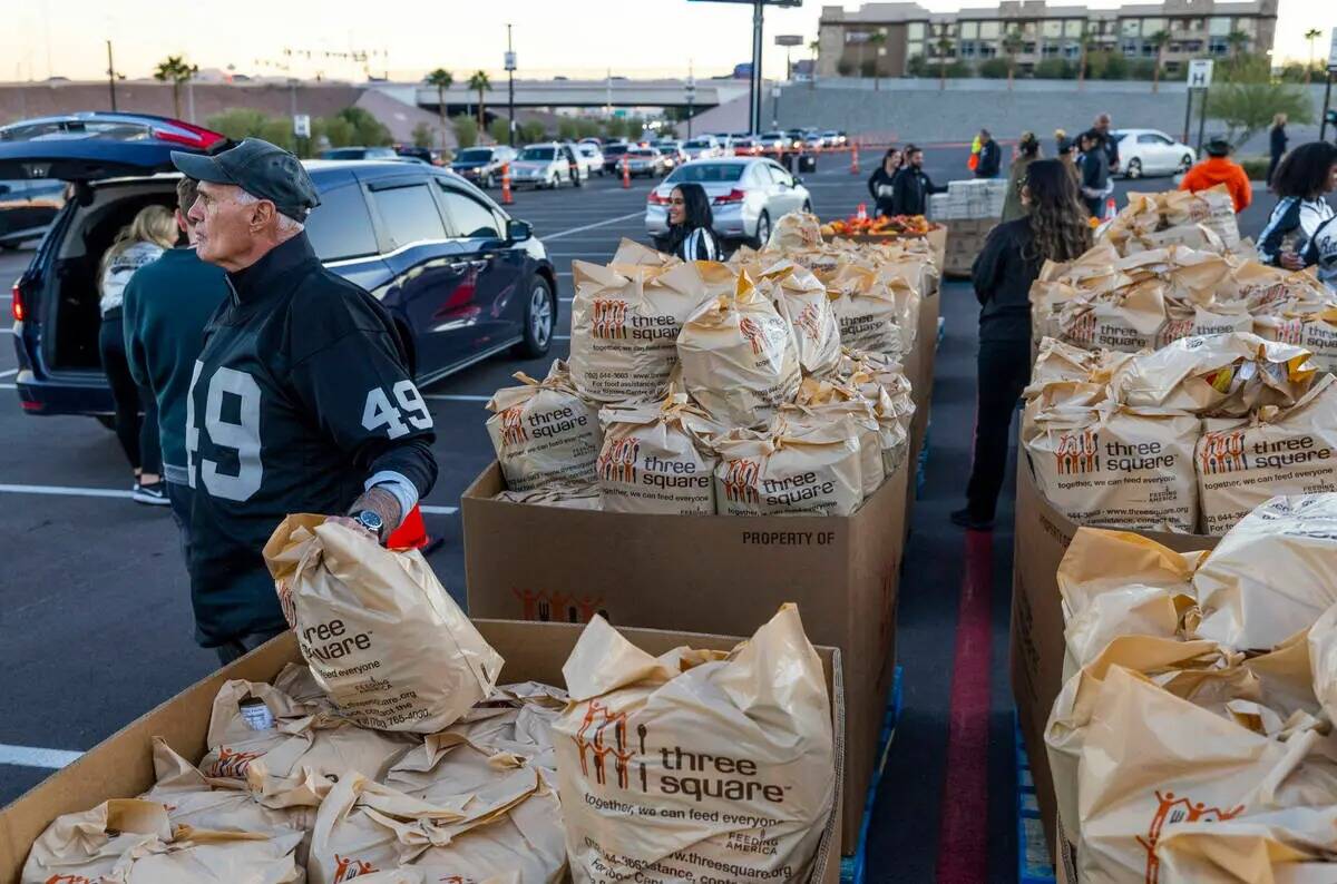 El exwide receiver de los Raiders Mike Siani (49) espera para la próxima entrega mientras se u ...