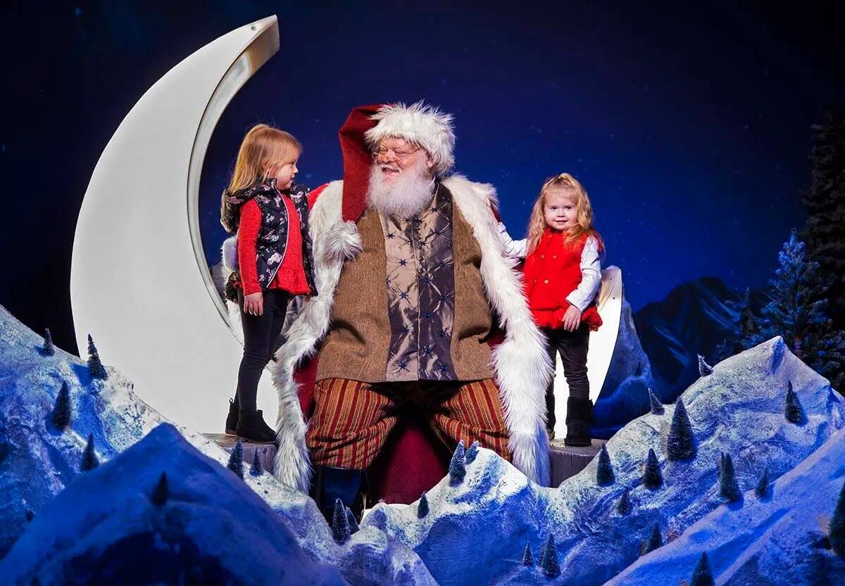Kennedy, a la izquierda, de tres años, y Mila Tucker, de dos, hablan con Santa Claus en Enchan ...