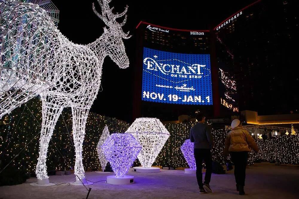 Resorts World y los productores de la mayor experiencia de luces navideñas del mundo, ENCHANT, ...