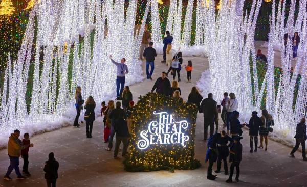 Los asistentes exploran Enchant Christmas en Las Vegas Ballpark el martes 30 de noviembre de 20 ...