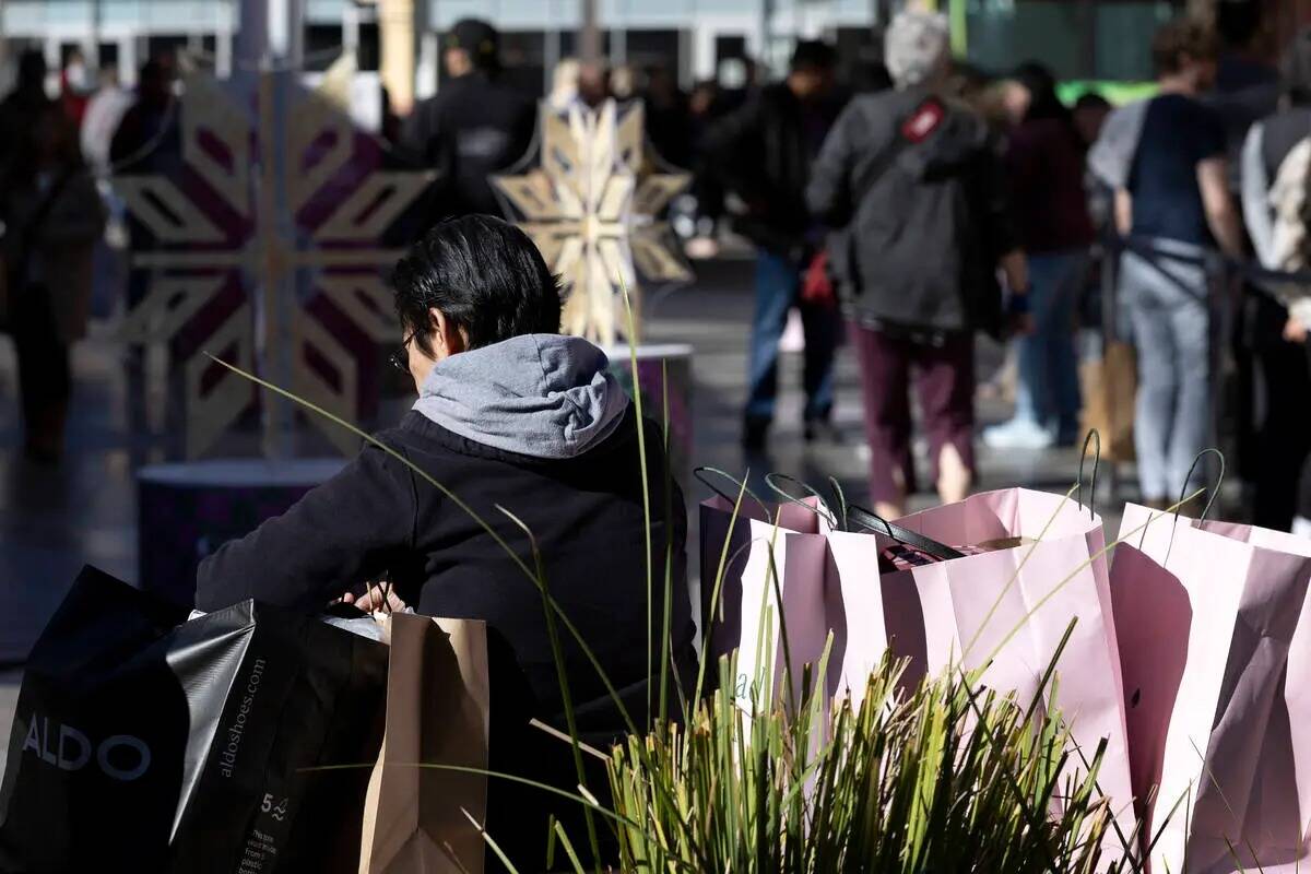 Un comprador se toma un descanso con su botín durante las ventas del Black Friday en Las Vegas ...