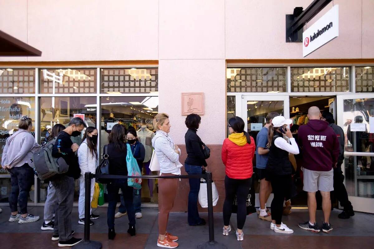 Los compradores esperan en fila en Lululemon para las ofertas del Black Friday en Las Vegas Nor ...