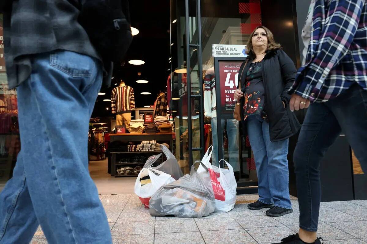 Martha Castro espera con sus bolsas de compras en el centro comercial Galleria at Sunset en Hen ...