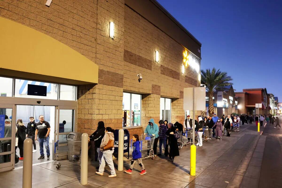 Los compradores hacen fila para las ofertas del Black Friday en Walmart Supercenter en Henderso ...