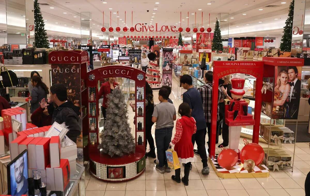 La gente compra las ofertas del Black Friday en Macy's en el centro comercial Galleria at Sunse ...