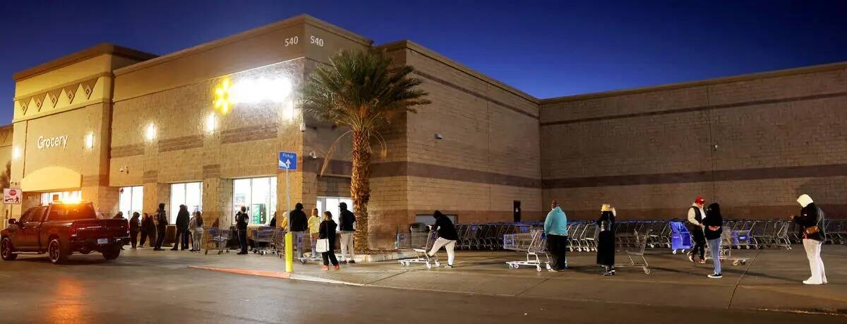 Los compradores hacen fila para las ofertas del Black Friday en Walmart Supercenter en Henderso ...