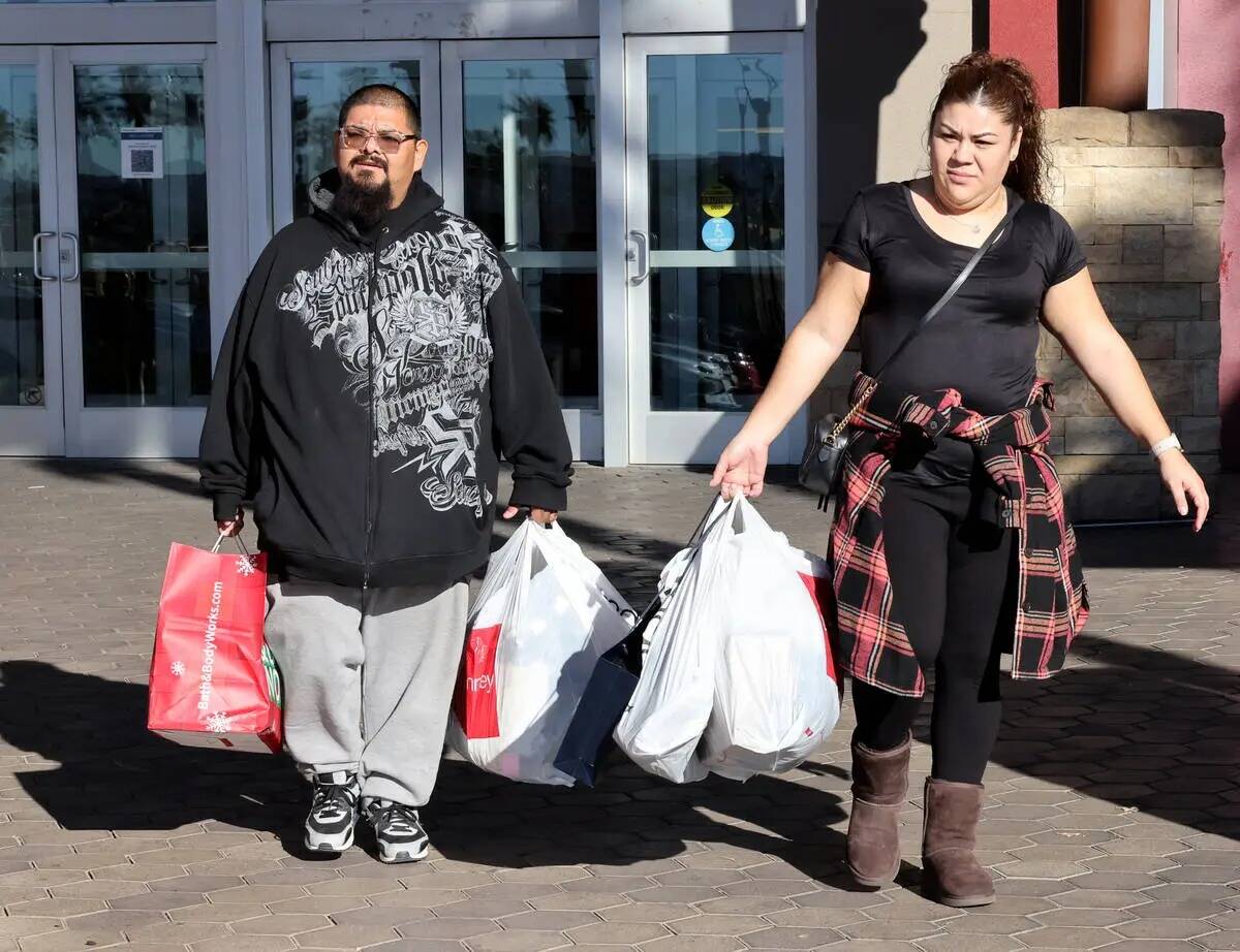 Johnny Ruiz y Yolanda Cardenas salen del centro comercial Galleria at Sunset en Henderson con s ...