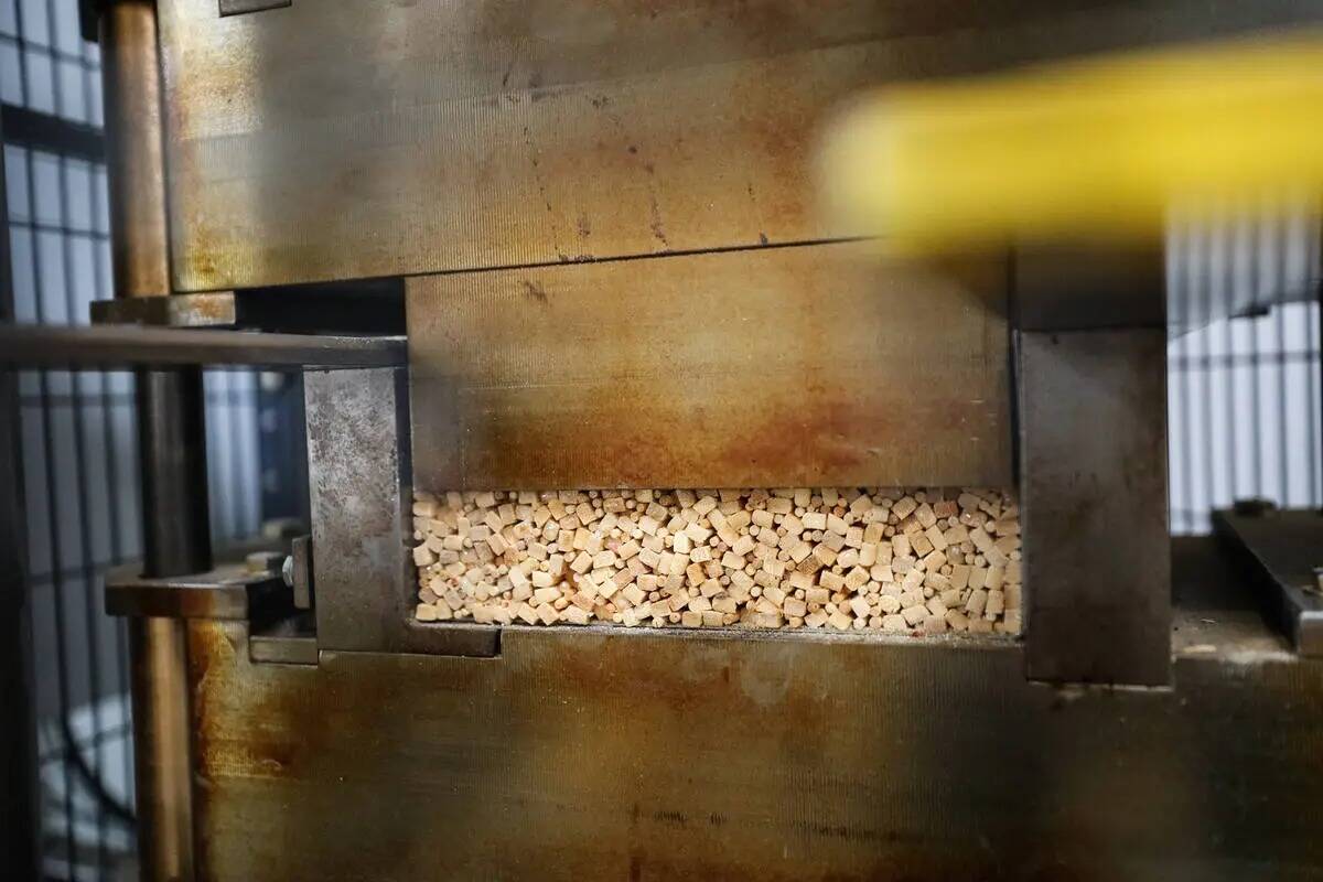 Un dispositivo comprime un lote de palillos en la fábrica de ChopValue en Las Vegas, el martes ...