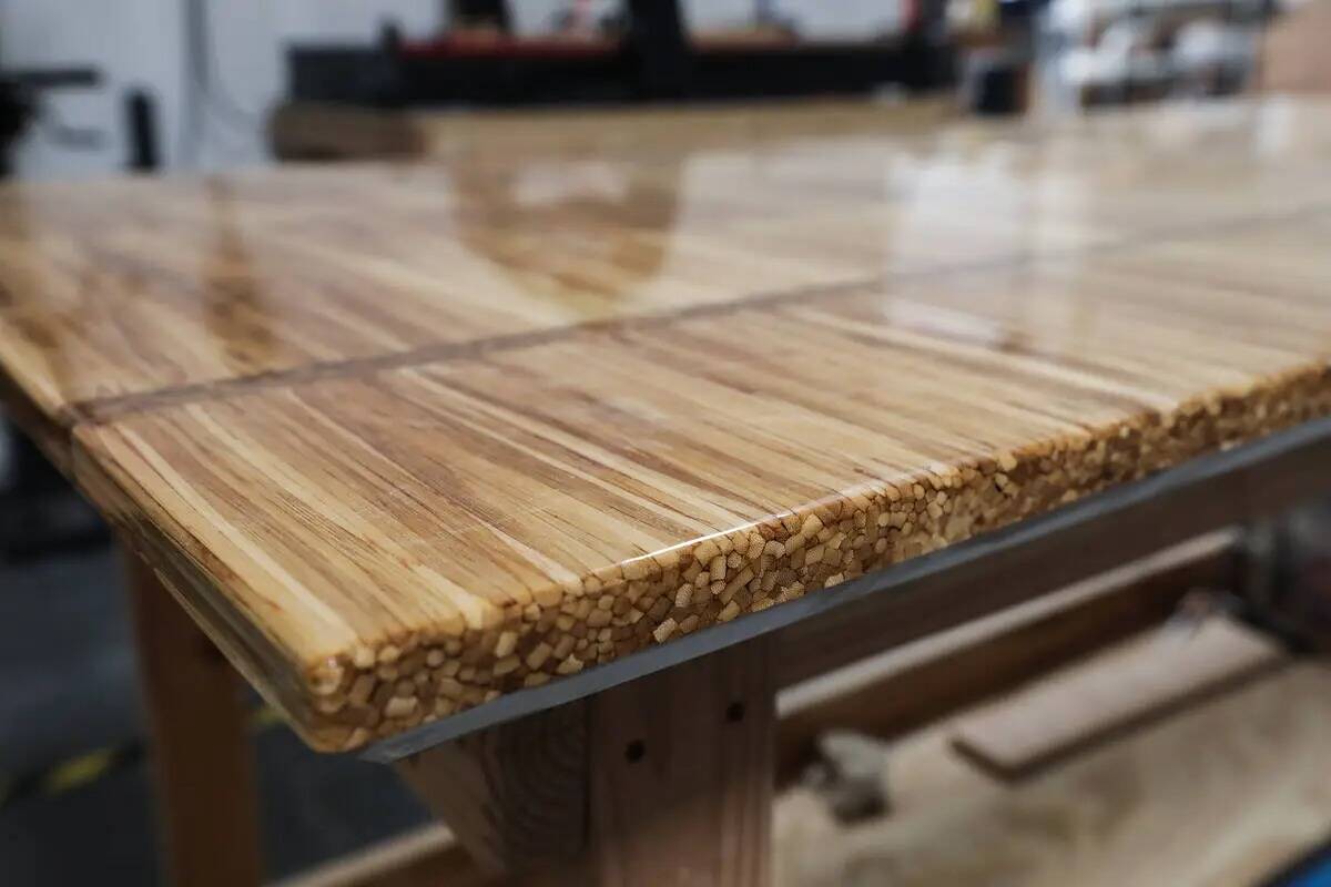 Una mesa hecha con palillos usados en la fábrica de ChopValue en Las Vegas, el martes 22 de no ...