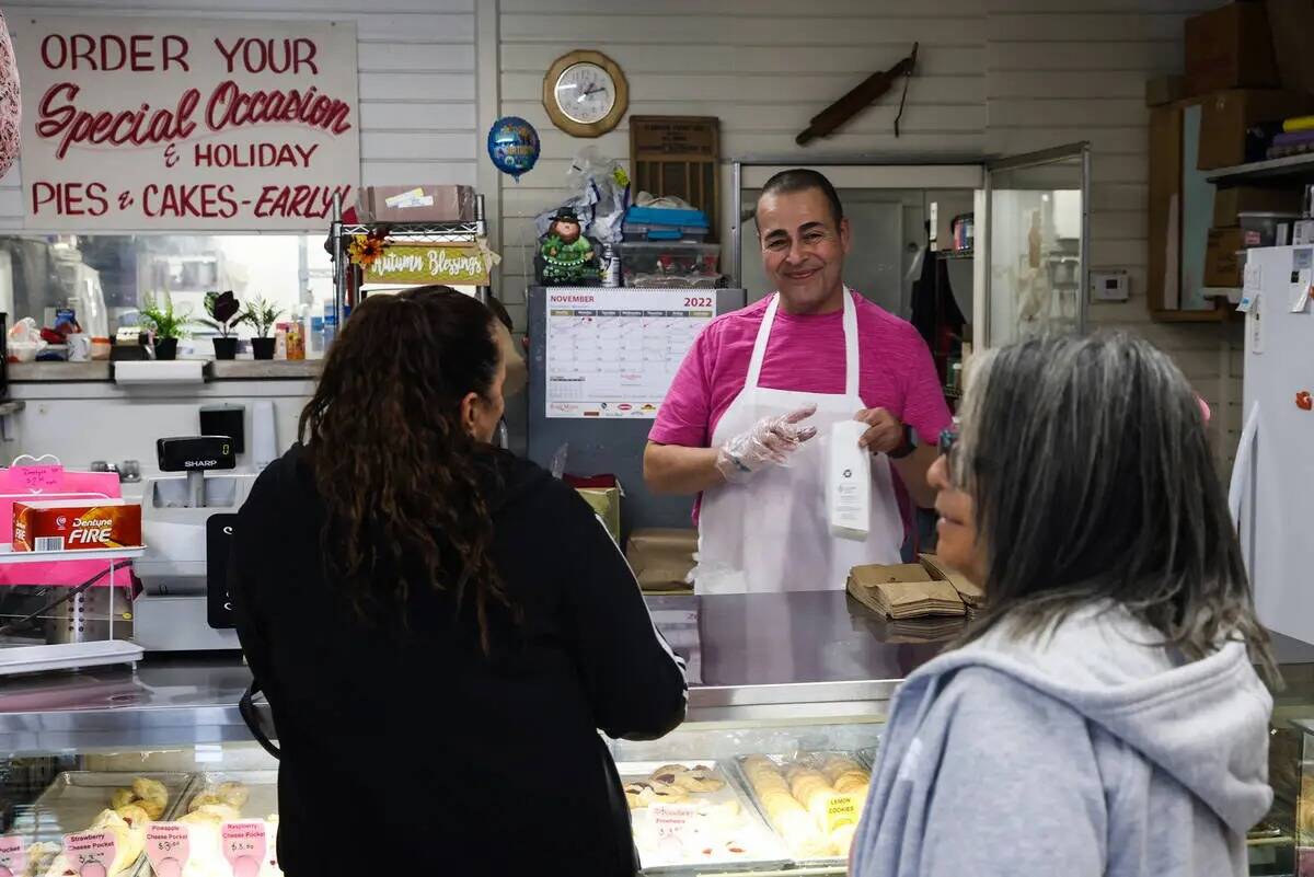 Juan Medina atiende a los clientes en su tienda, Mrs. Williams' Diabetic Delights, donde los pr ...