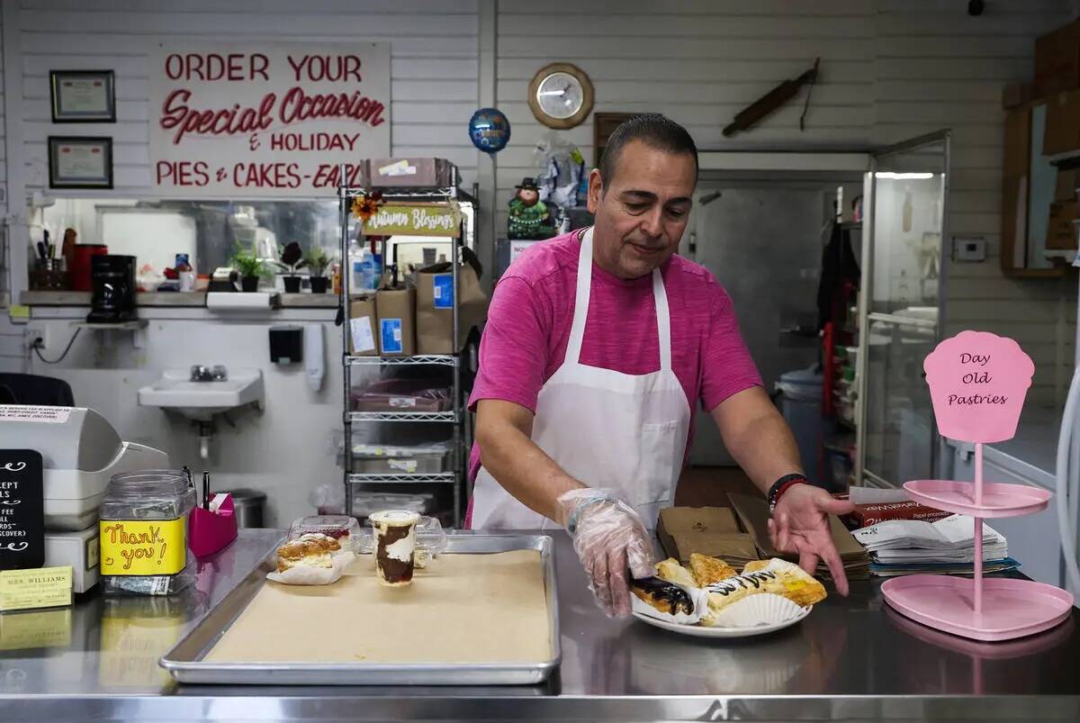 Juan Medina prepara pasteles en su tienda, Mrs. Williams' Diabetic Delights, en Las Vegas, el l ...
