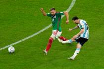 Lionel Messi de Argentina anota el primer gol de su equipo durante el partido de fútbol del gr ...