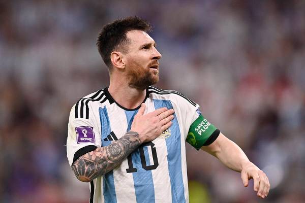 Lionel Messi de Argentina celebra después de anotar el primer gol de su equipo durante el part ...
