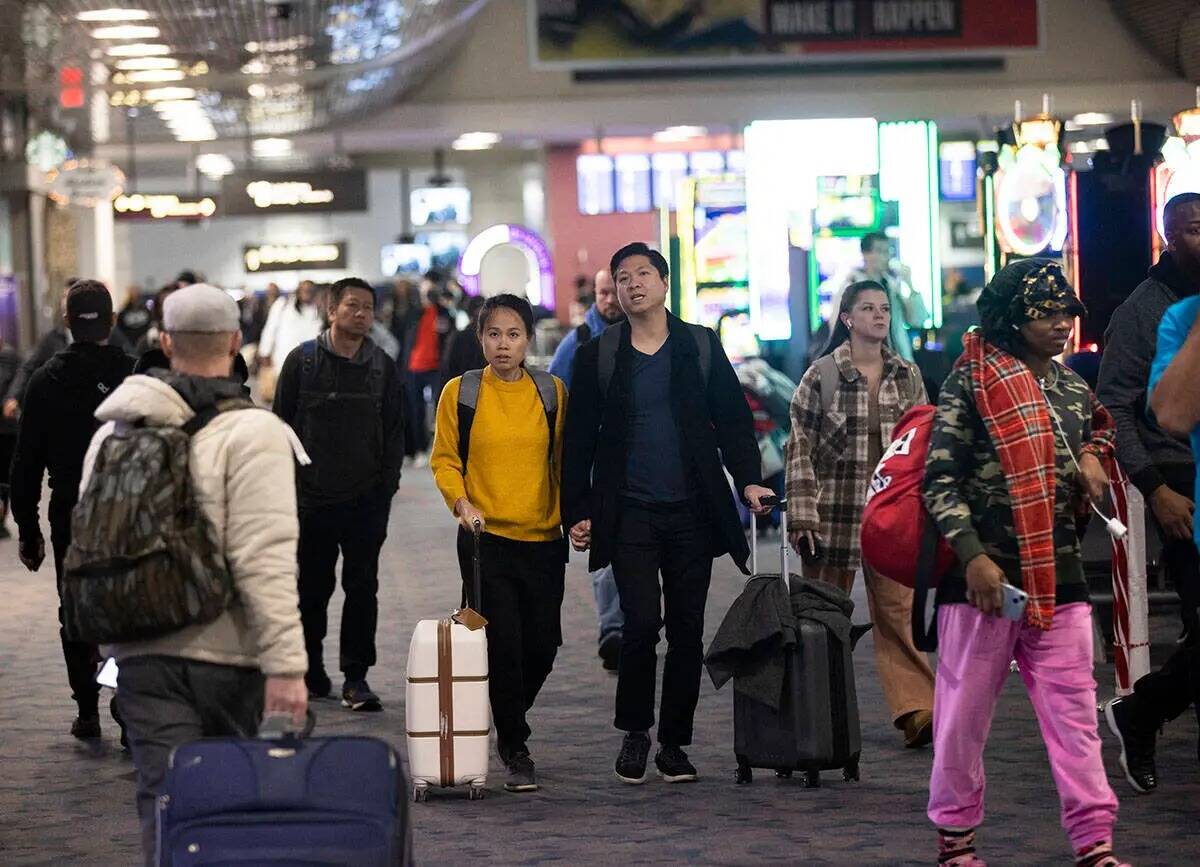 Viajeros caminan por la terminal uno del Aeropuerto Internacional Harry Reid el domingo 27 de n ...