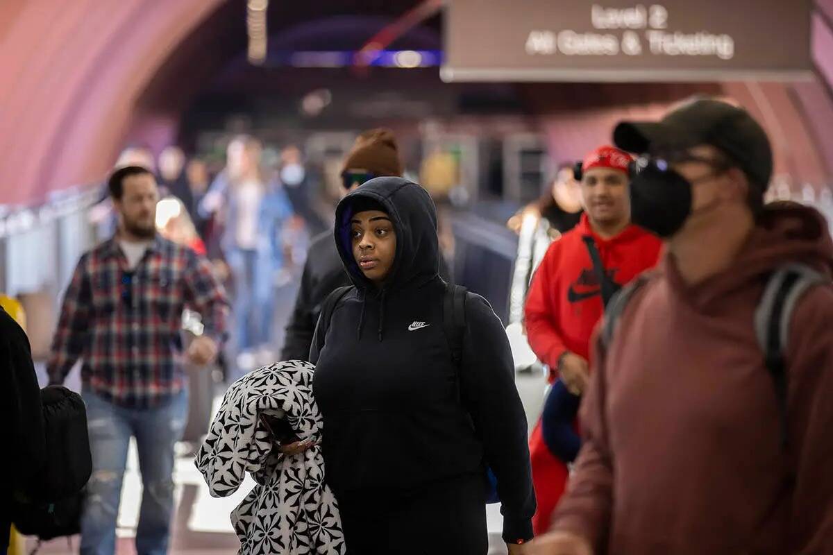 Viajeros caminan por la terminal uno del Aeropuerto Internacional Harry Reid el domingo 27 de n ...