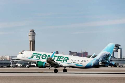 Un avión de Frontier Airlines aterriza en el Aeropuerto Internacional McCarran de Las Vegas el ...