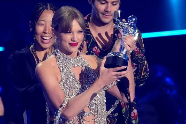 Taylor Swift acepta el premio al mejor video de formato largo por "All Too Well (10 Minute Vers ...