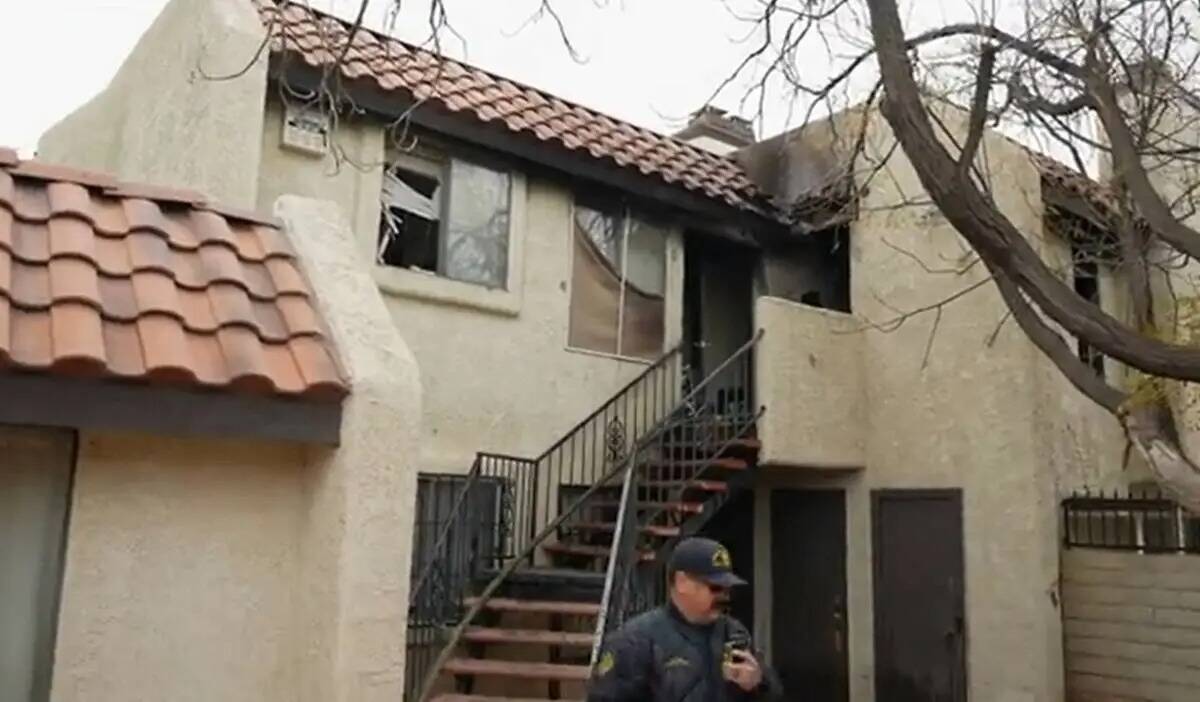 Los bomberos responden a un incendio en un apartamento en la cuadra 2200 de Sun Avenue en North ...