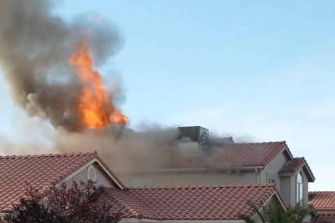El Departamento de Bomberos de North Las Vegas acudió a un incendio en una casa en la cuadra 2 ...