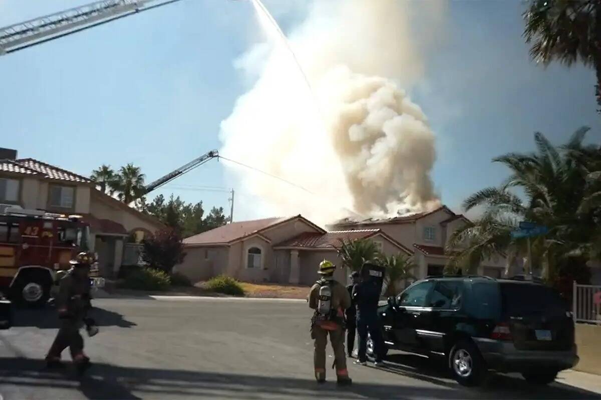 El Departamento de Bomberos de North Las Vegas responde a un incendio en una casa en la cuadra ...