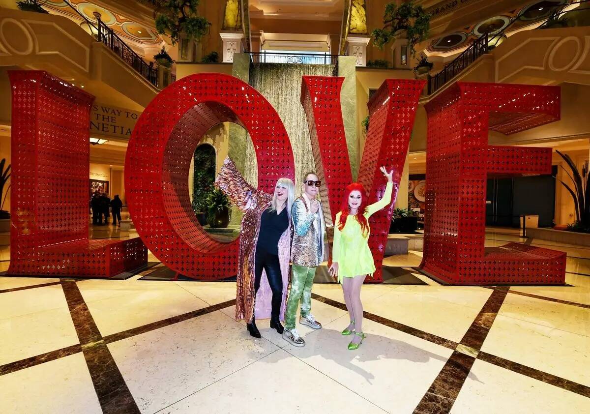 Fred Schneider, Cindy Wilson y Kate Pierson de The B-52 demuestran su amor en The Venetian, don ...