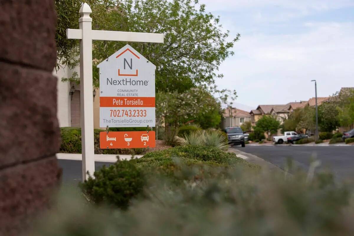 Una casa está a la venta en el vecindario de Centennial Hills el jueves 5 de mayo de 2022, en ...