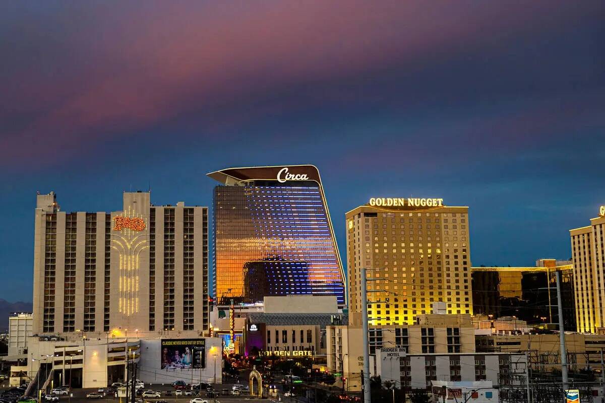 El horizonte del centro de Las Vegas al atardecer el miércoles 20 de octubre de 2021, en Las V ...