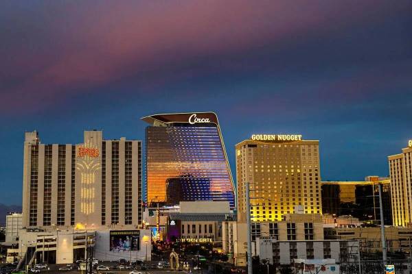 El horizonte del centro de Las Vegas al atardecer el miércoles 20 de octubre de 2021, en Las V ...