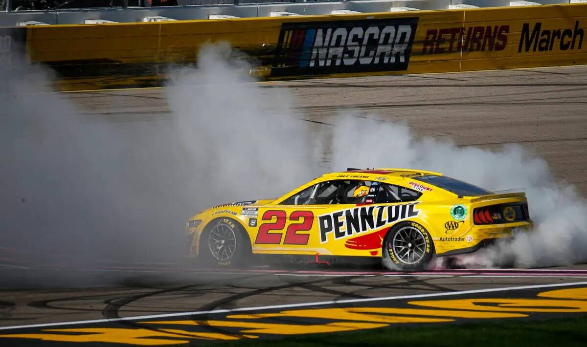 El piloto de la Copa NASCAR Joey Logano hace un burnout después de ganar la carrera de playoff ...